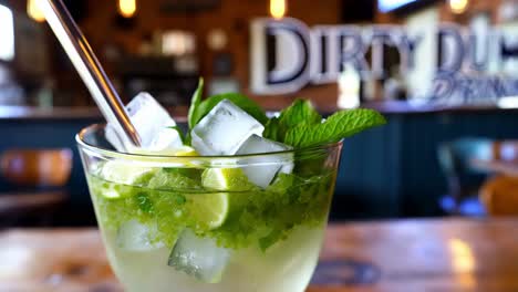 um coquetel de mojito refrescante num bar