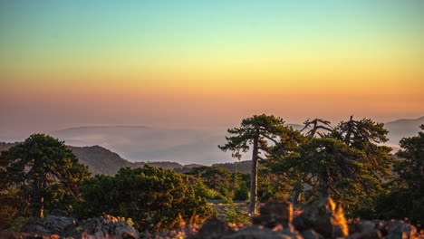 Vista-Del-Atardecer-En-La-Cima-De-La-Montaña,-Timelapse-De-Gran-Angular