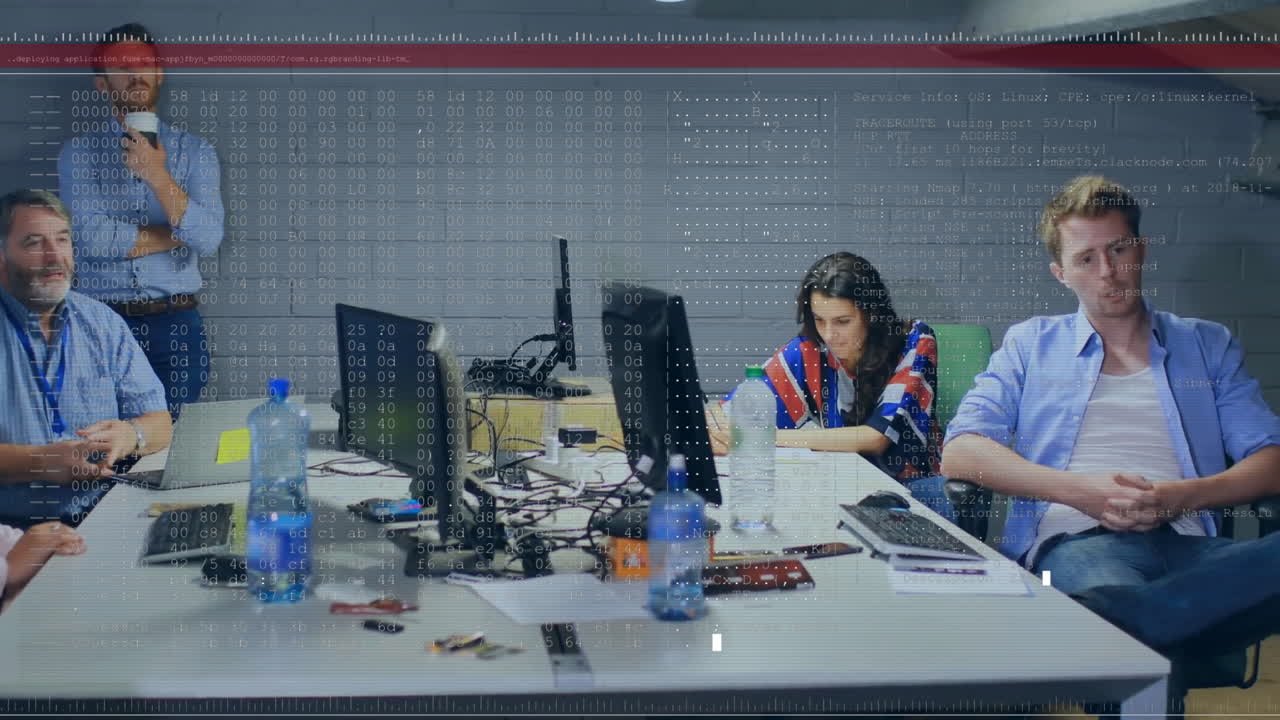 사무실에서 다양한 사업가들에 대한 금융 데이터 처리의 활성화