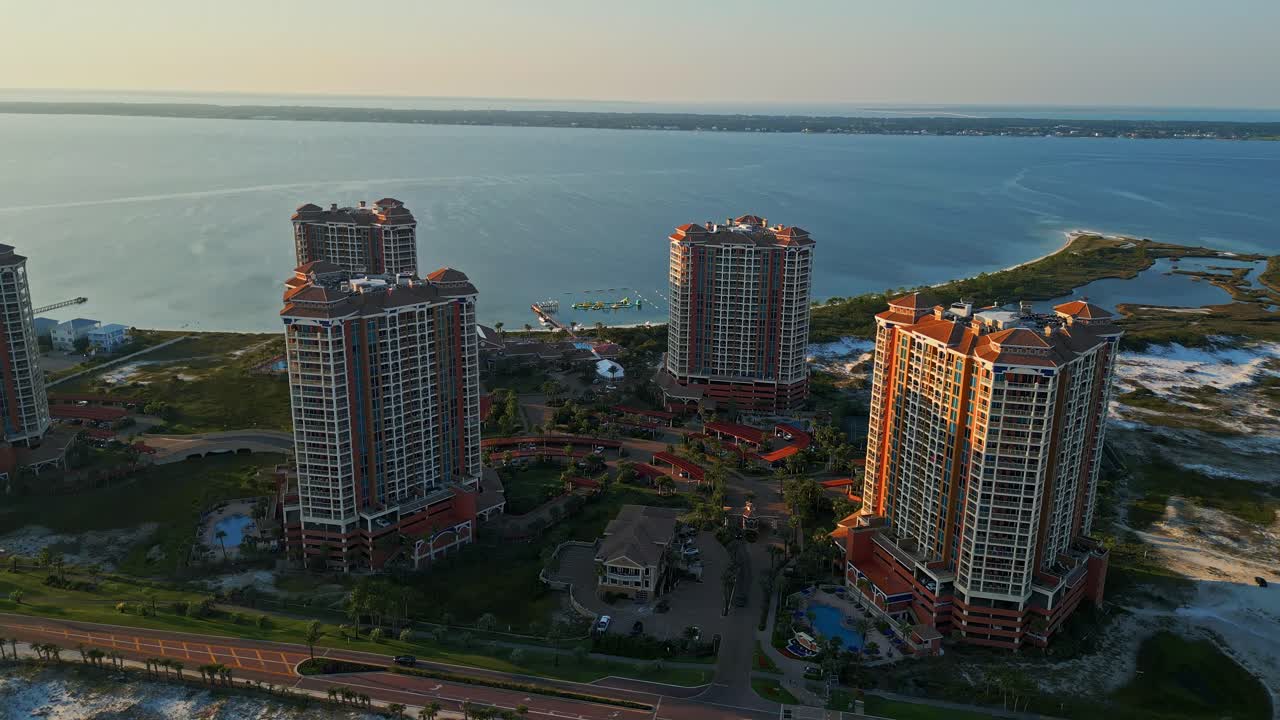 una vista aérea de las torres de portofino en la playa de pensacola a través de un dron, mostrando el hermoso paisaje de este paraíso tropical