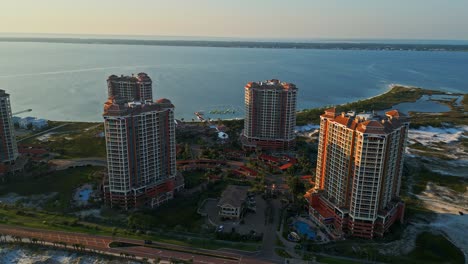 Eine-Luftaufnahme-Der-Portofino-Towers-Am-Strand-Von-Pensacola-Per-Drohne,-Die-Die-Wunderschöne-Landschaft-Dieses-Tropischen-Paradieses-Zeigt