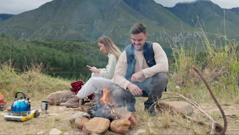 Fogata,-Pareja-Feliz-Y-Teléfono-En-La-Naturaleza