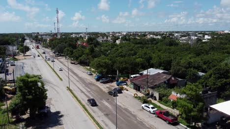 Tráfico-Ligero-En-Carretera-En-Tulum-México-En-Un-Día-Soleado-De-Verano,-Antena