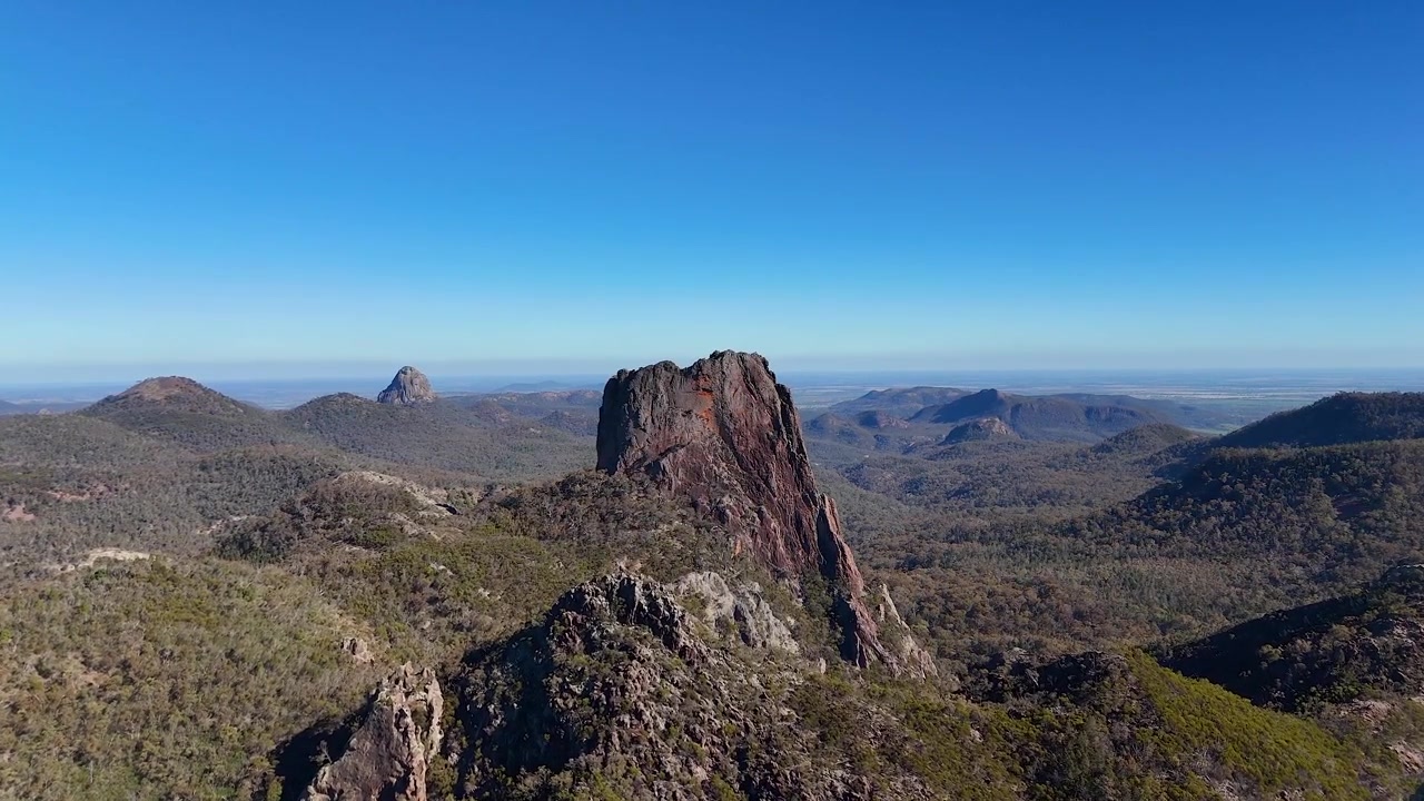 Luftfoto af barske bjergtoppe i Warrumbungle Nationalpark