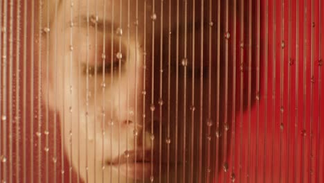 mujer detrás de una pantalla roja