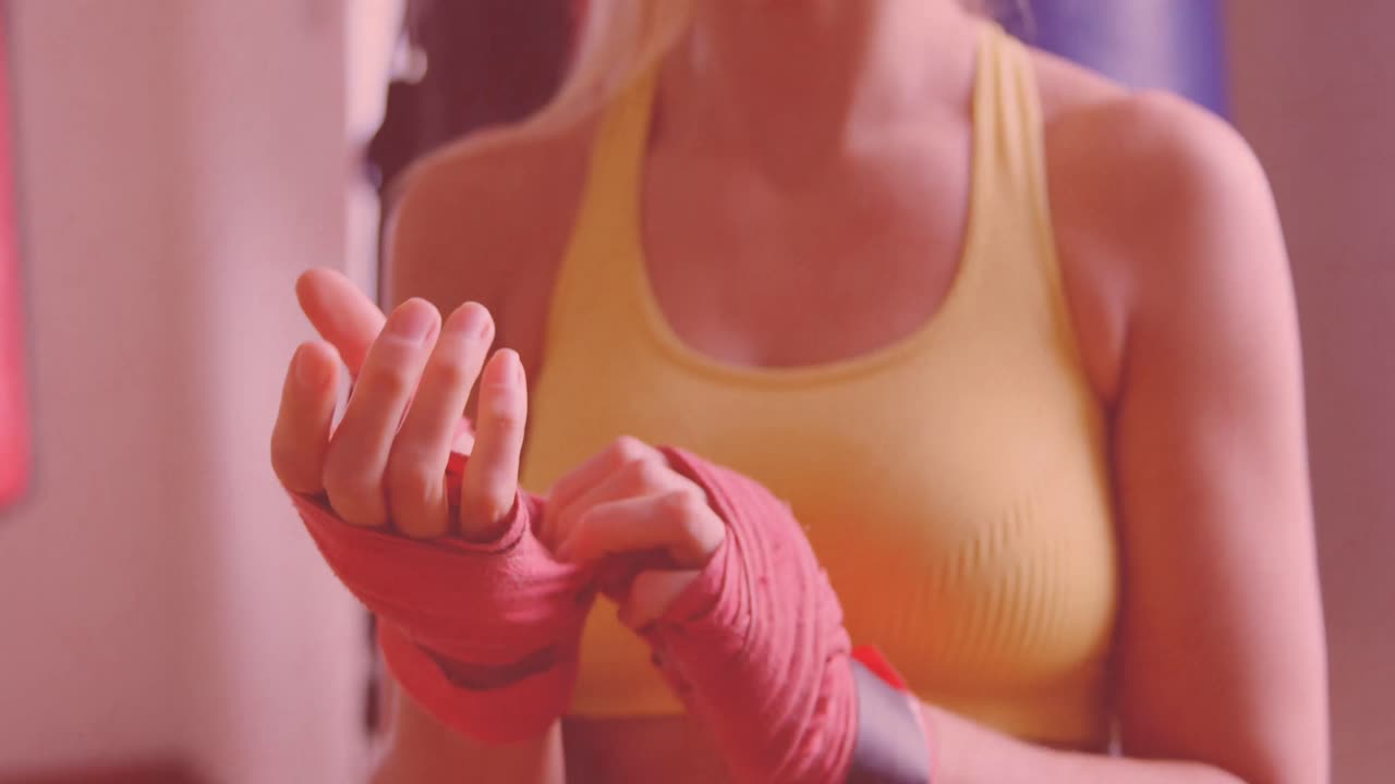 animación de texto de boom sobre boxeadora caucásica