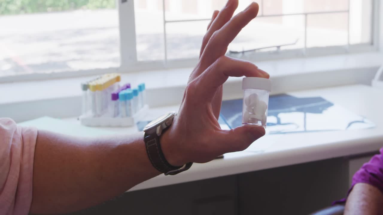 médico examinando a una mujer mayor en un hogar de ancianos