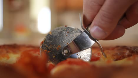 Pizza-Mit-Rollschneider-Schneiden,-Zeitlupe-Mit-Kopierraum-Schließen