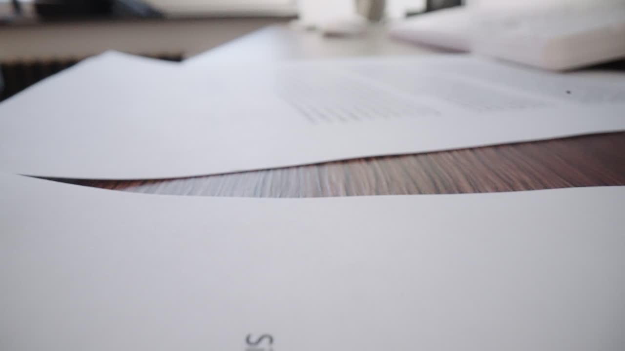 fotograma macro en movimiento de primer plano: firma del contrato con pluma en mano masculina. firma del documento del acuerdo en el trabajo de oficina en el interior. escriba el acuerdo de negocios o firme el protocolo de convención.