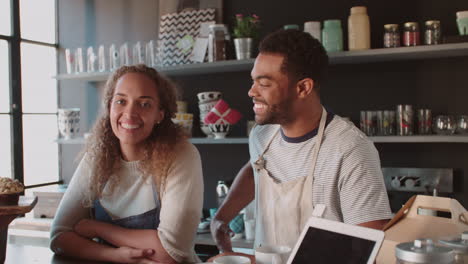 Pareja-Corriendo-En-Una-Cafetería-Detrás-Del-Mostrador-Filmada-En-R3d