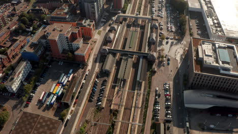 estableciendo una toma aérea sobre la estación de tren de slough