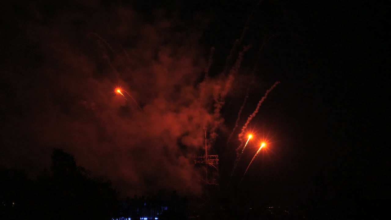 fuegos artificiales rojos con arco, cámara lenta