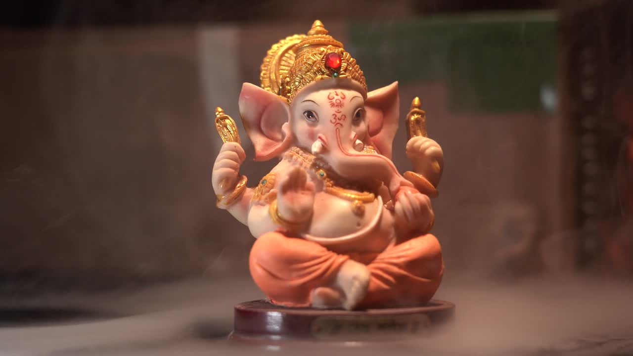 C'è una leggera panoramica su Ganpati Bappa