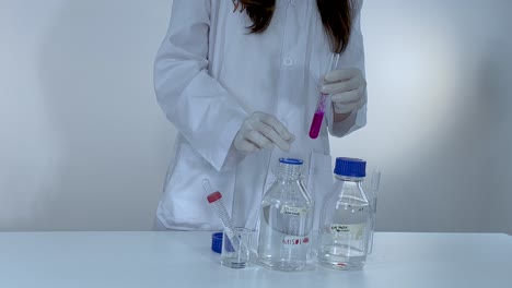 el científico demuestra el cambio de color con bases