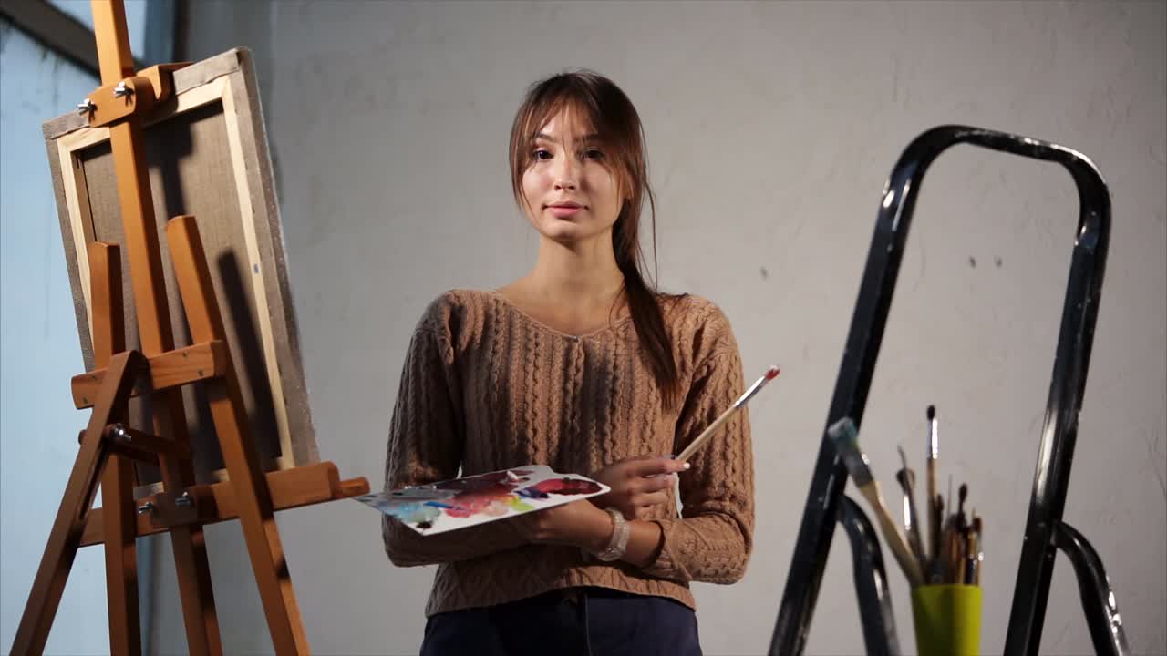 스튜디오에서 그림 그리는 여자