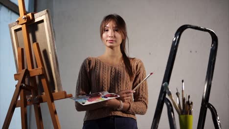 mujer pintando en el estudio