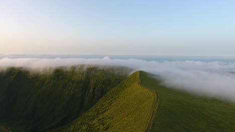 Die-Caldera-Auf-Der-Insel-Faial