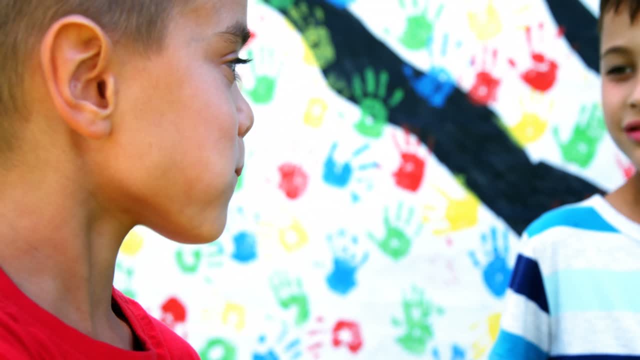 niños desayunando en el campus