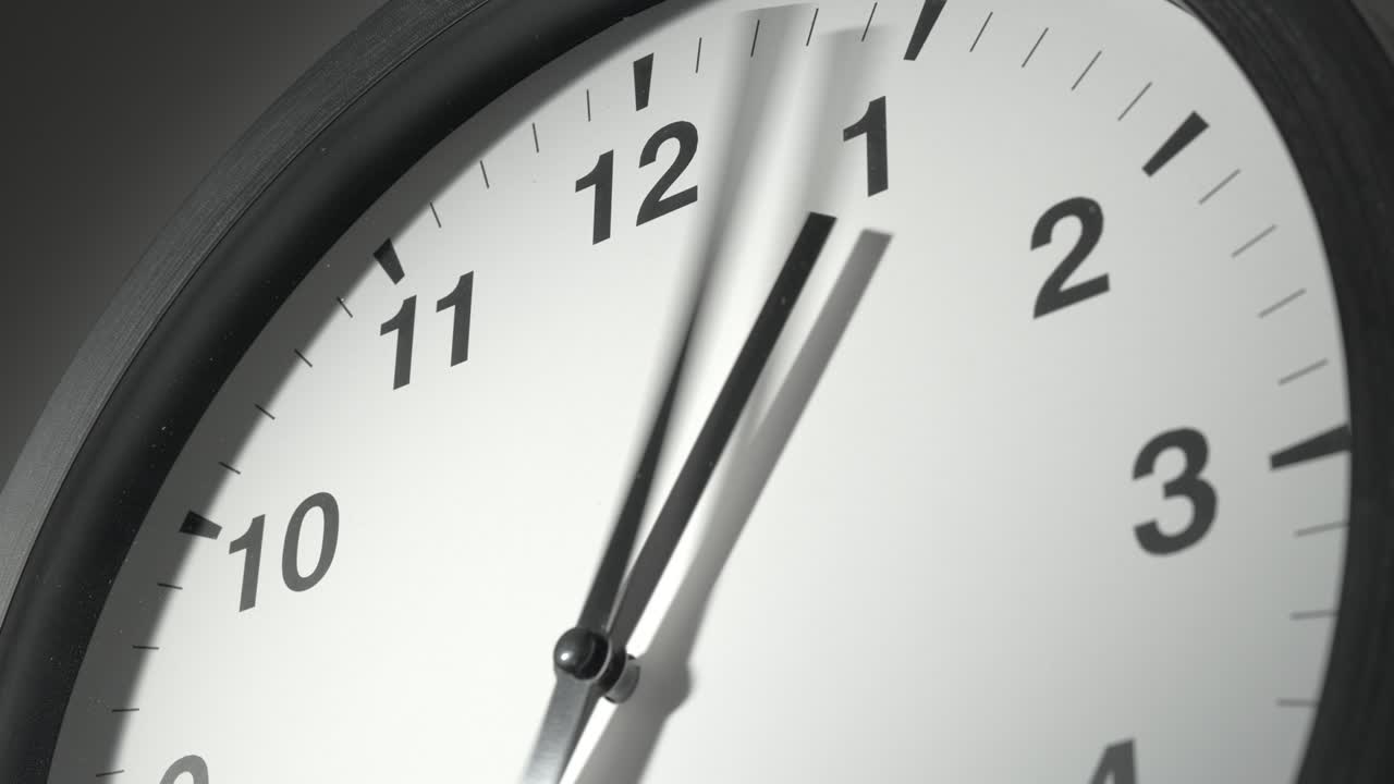 reloj en el lapso de tiempo en la pared blanca en la oficina