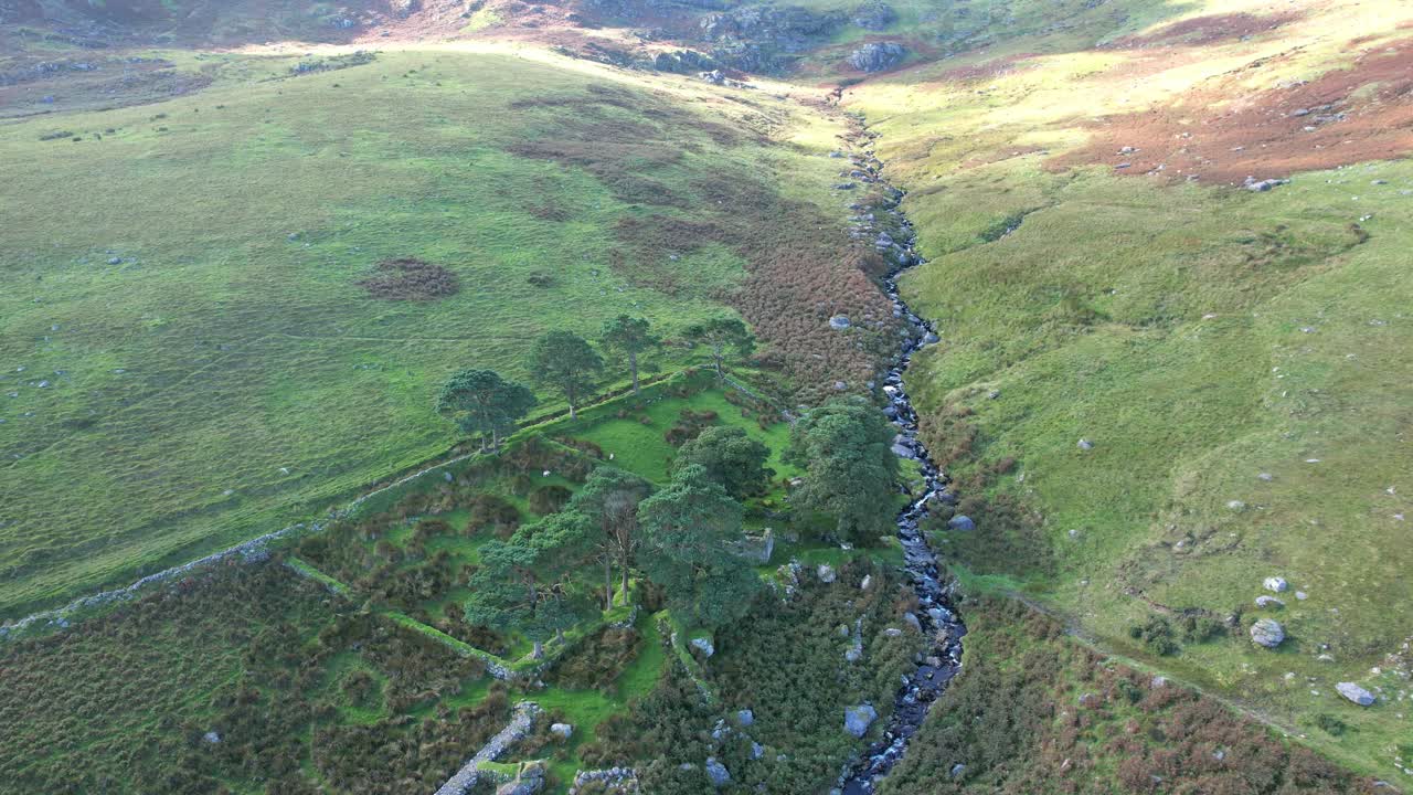las montañas de comeragh waterford irlanda una cabaña en la colina ned currans al anochecer en una noche de verano