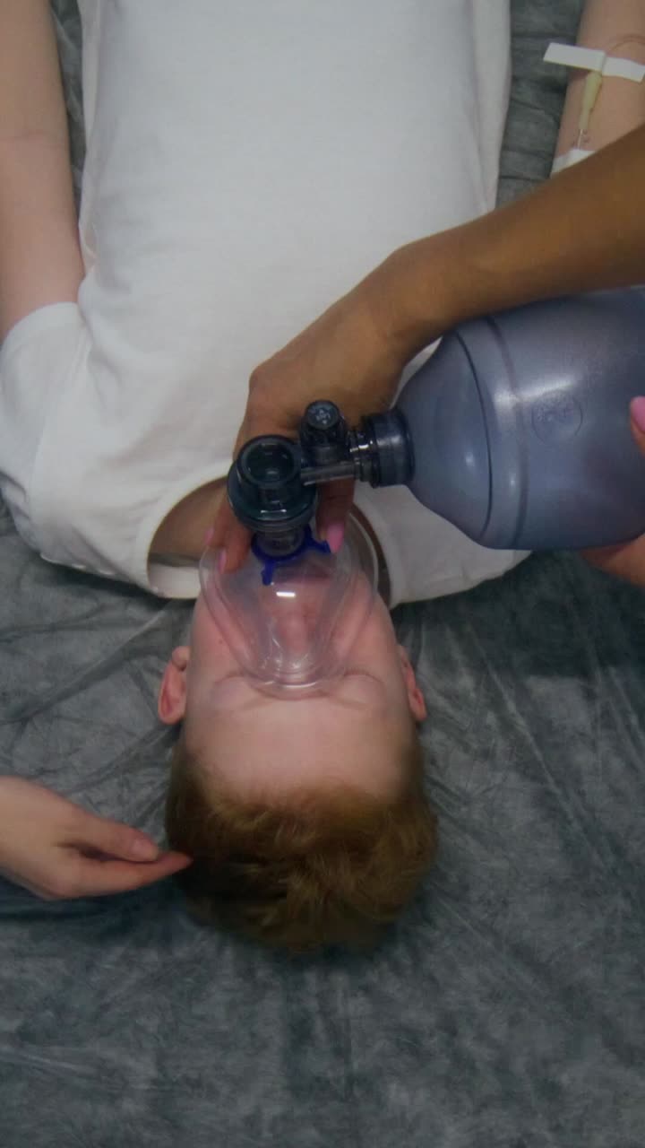 personal médico de emergencia que proporciona reanimación