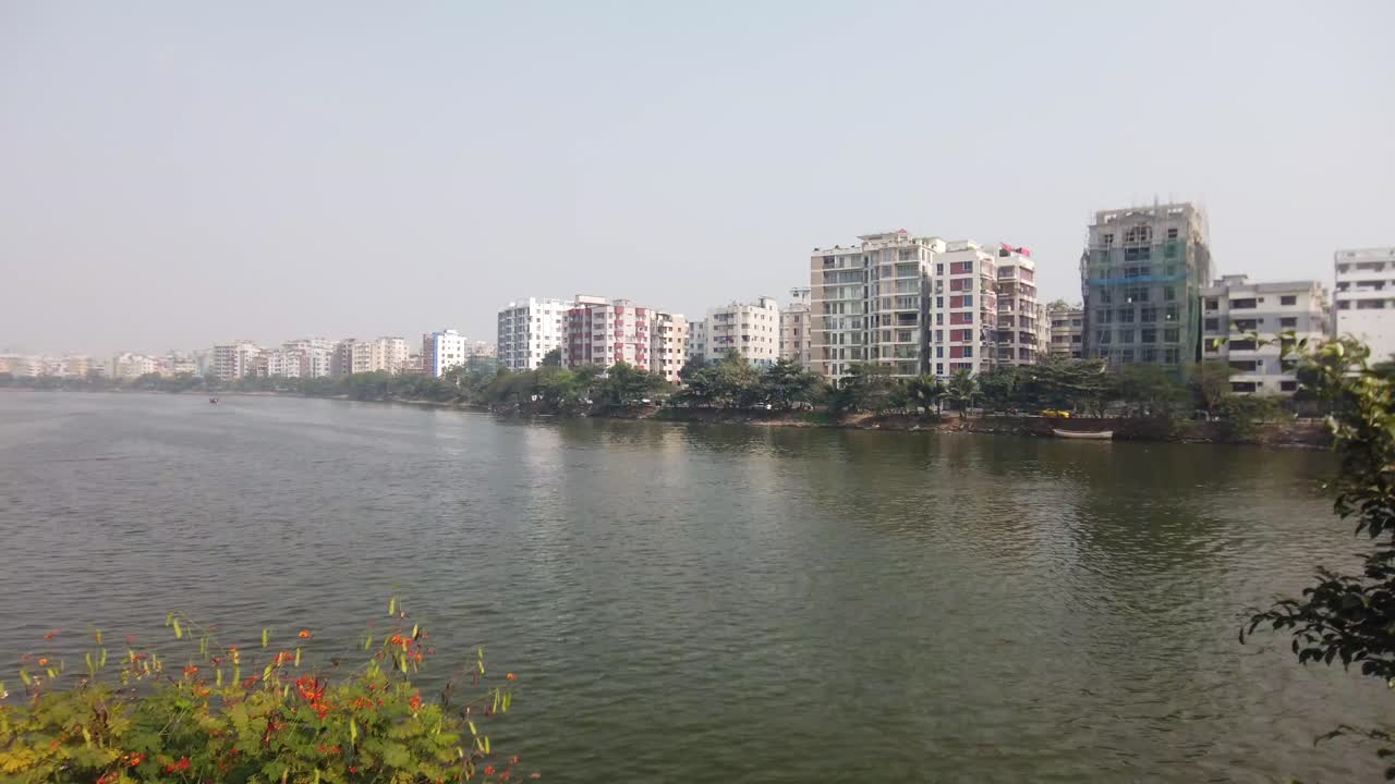 Paesaggio urbano lungo un fiume/lago in Bangladesh