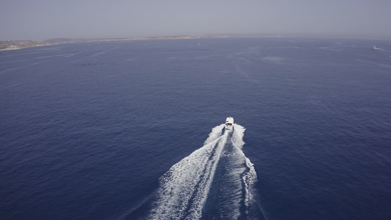 Ripresa aerea di una barca che sfreccia nel mare