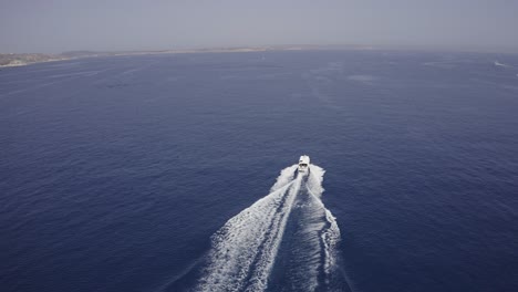 Antena-De-Barco-A-Toda-Velocidad-En-El-Mar