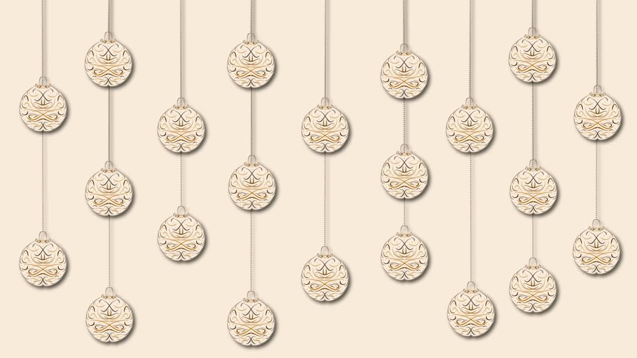 매달린 크리스마스 장식품을 옮기는 것