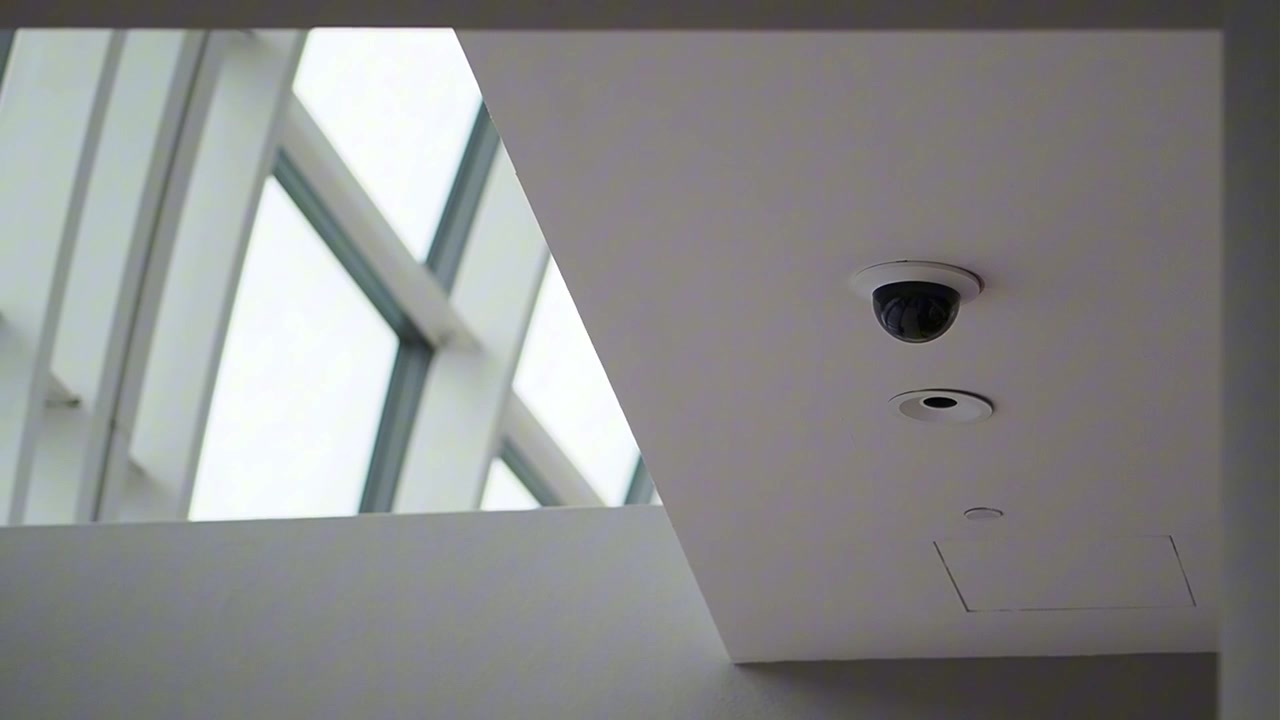 Telecamera di sicurezza montata a soffitto in un edificio moderno