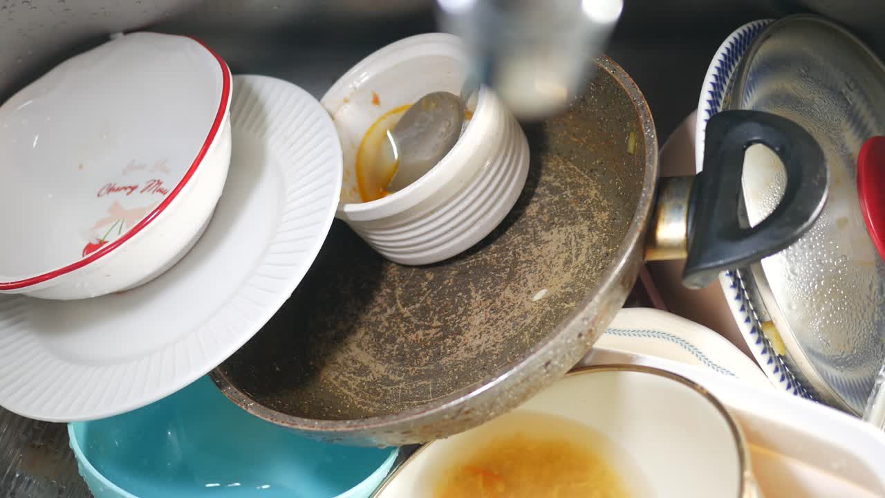 platos sucios en el fregadero de la cocina