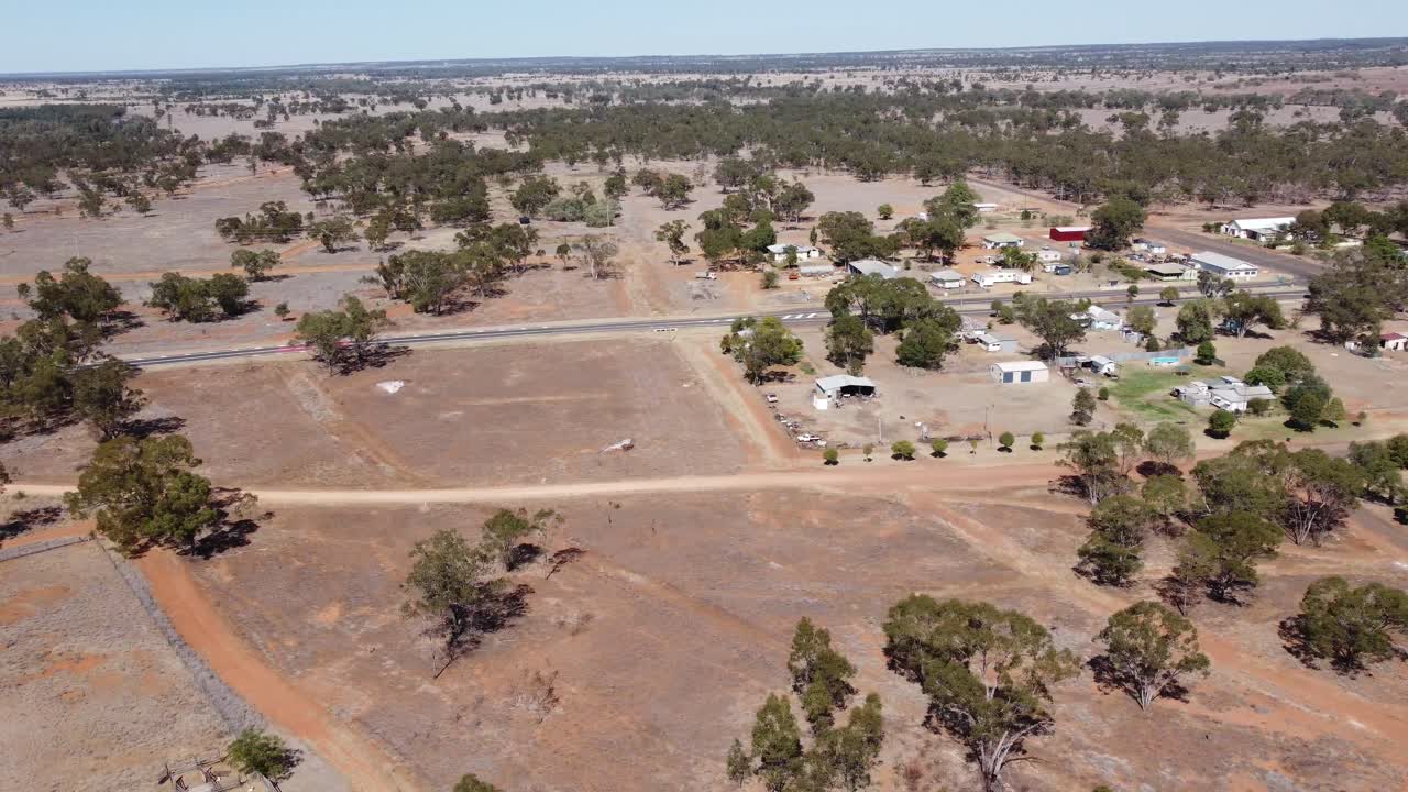 vista aérea de una pequeña ciudad rural en el interior de australia que muestra carreteras selladas y de tierra