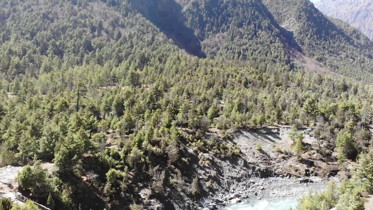 vista del campo del bosque de la colina junto al río a lo largo de la caminata del circuito de annapurna
