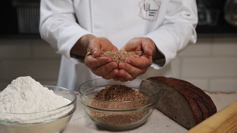chef preparando los ingredientes del pan