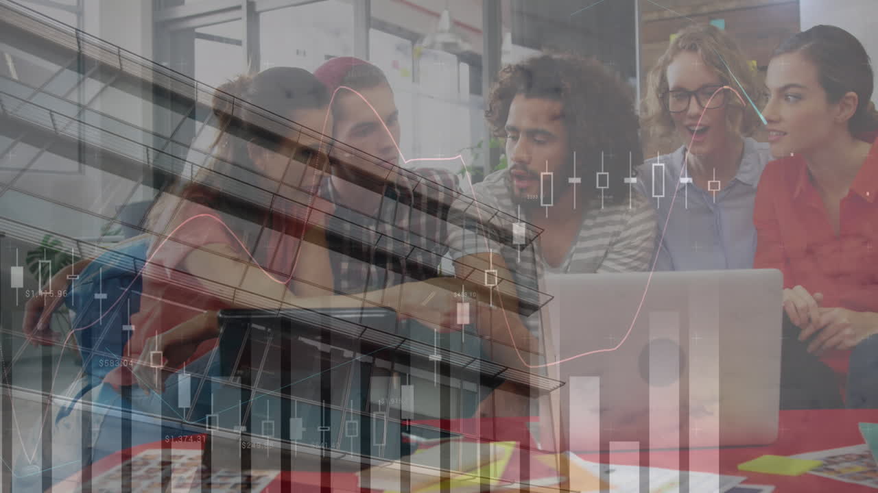 animación del procesamiento de datos financieros sobre diversas personas de negocios que usan computadoras portátiles