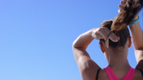 Joggerin-Bindet-Vor-Dem-Laufen-Die-Haare-Zusammen