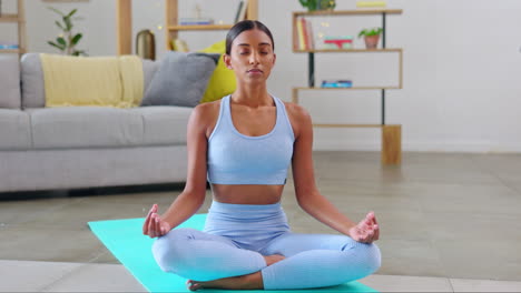 Yoga,-Postura-De-Loto-Y-Mujer-En-La-Sala-De-Estar