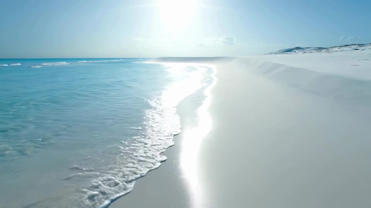 Luftfoto af en uberørt hvid sandstrand og turkisblåt hav
