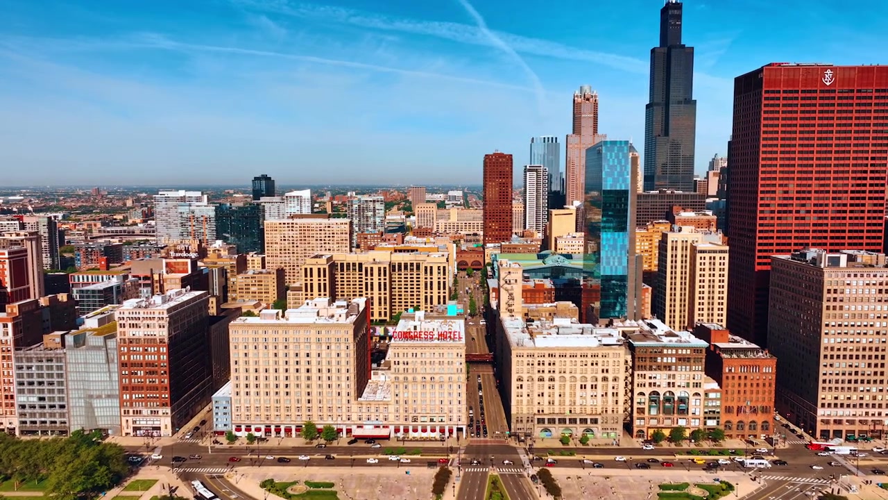 Volando più vicino alla fila di diversi edifici nello skyline di Chicago, Illinois, Stati Uniti. Giornata di sole nella vivace città. Vista dall'alto