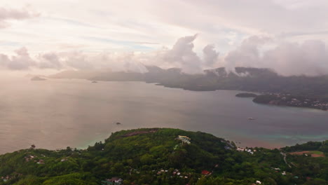 fotografía aérea de un avión no tripulado del pintoresco paisaje de nubes al atardecer en la isla de mahé, seychelles