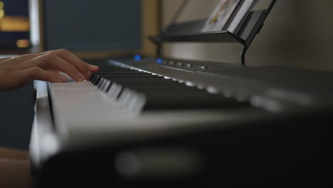 mano de mujer tocando un teclado eléctrico