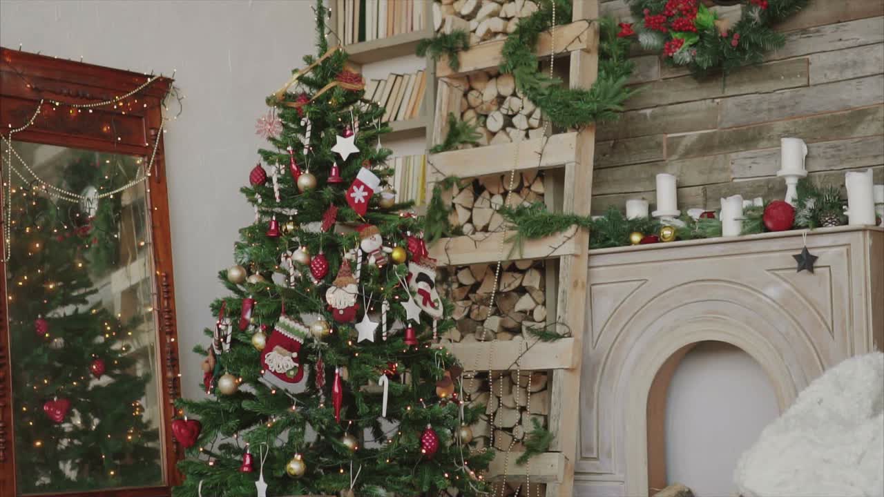 sala de estar decorada con una chimenea acogedora