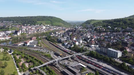 Pasarela-Sobre-Las-Vías-Del-Tren-De-La-Estación-De-Tren-De-Bingen-En-Alemania,-Aérea