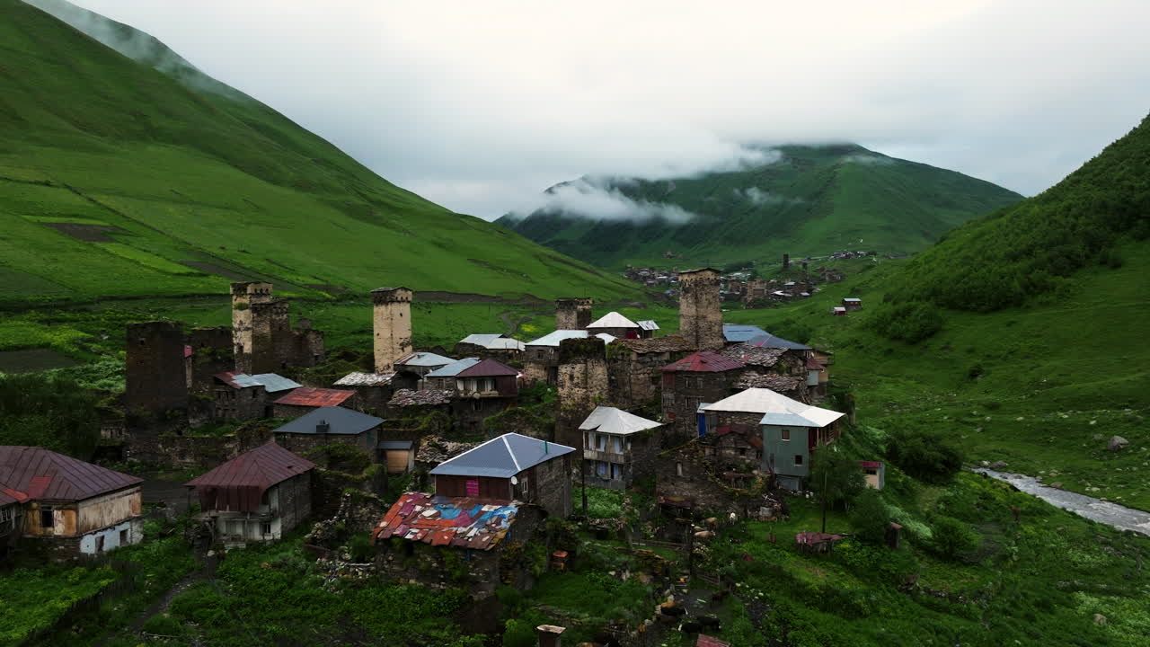 Gürcistan, Svaneti'de Yağmurlu Bir Günde Kasvetli Havada Ushguli Küçük Köyü