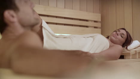 pareja descansando en la sauna caliente