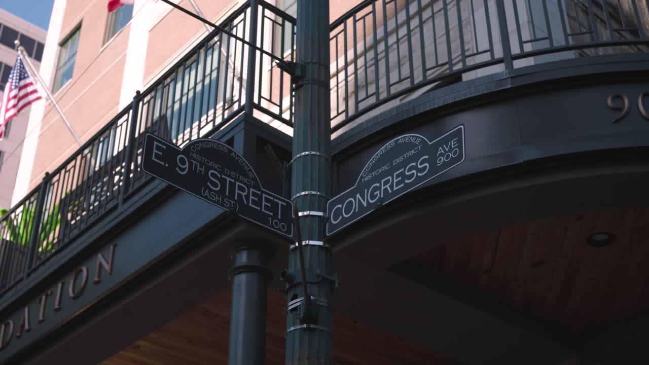 Inquadratura di ambientazione di East 9th Street e Congress Avenue ad Austin, Texas
