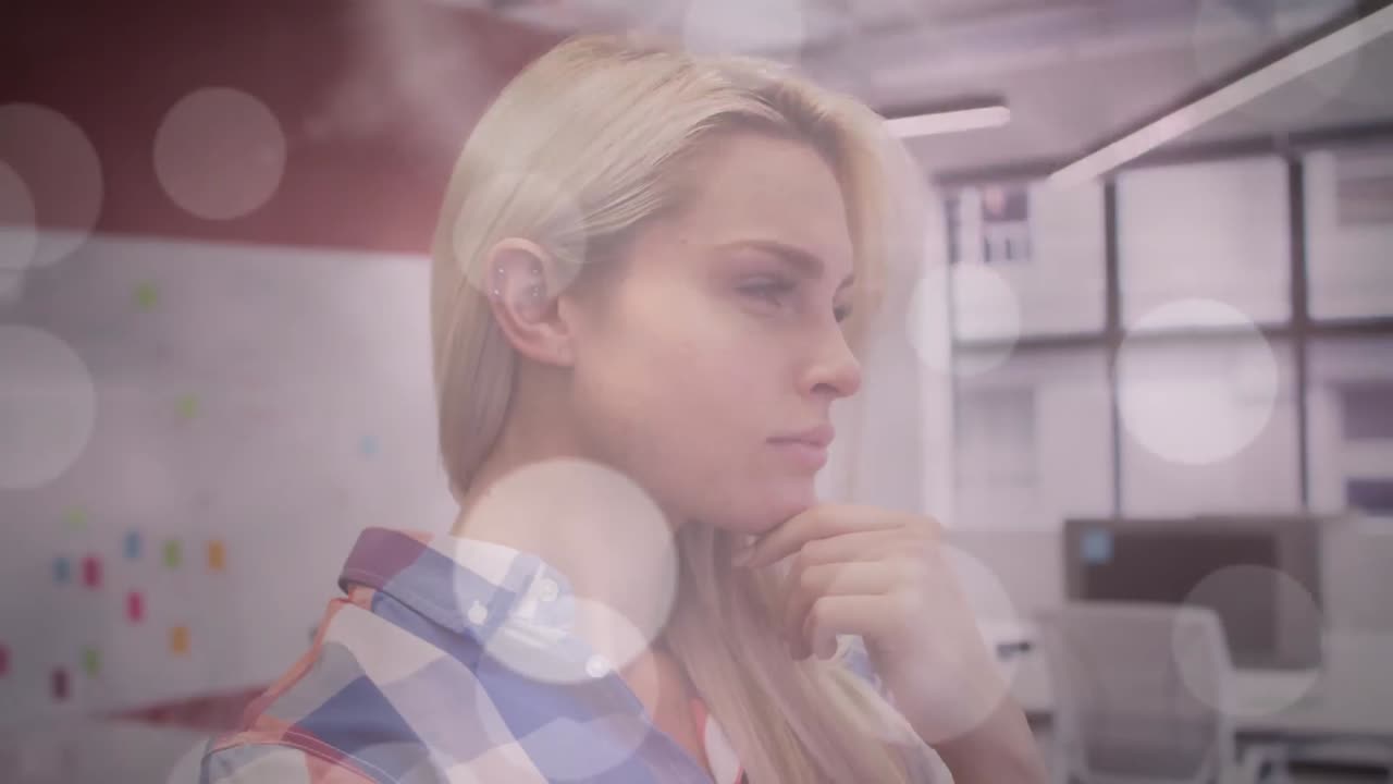 animación de puntos de luz sobre mujer de negocios caucásica pensando en la oficina