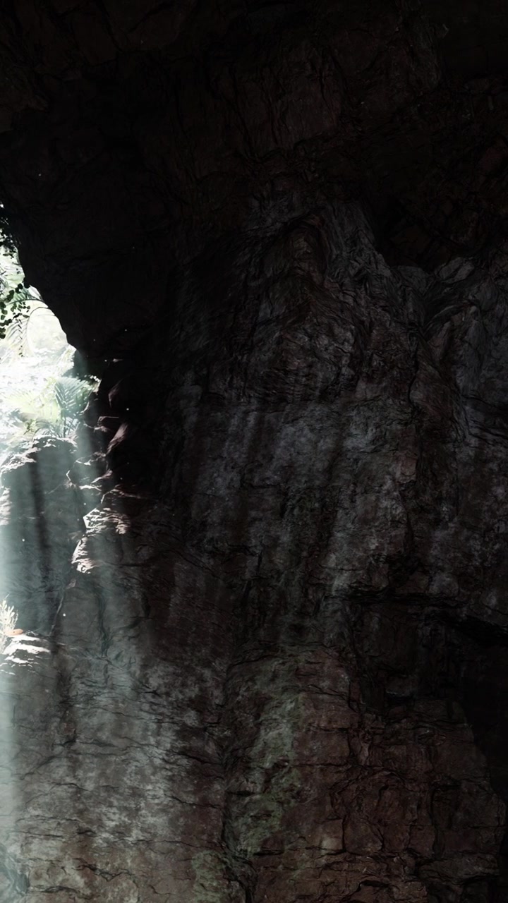 Formazione rocciosa all'interno di una grotta con luce naturale che filtra al crepuscolo.