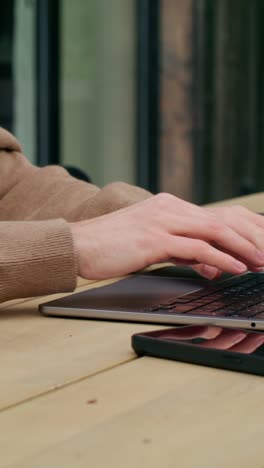 persona que trabaja con una computadora portátil al aire libre