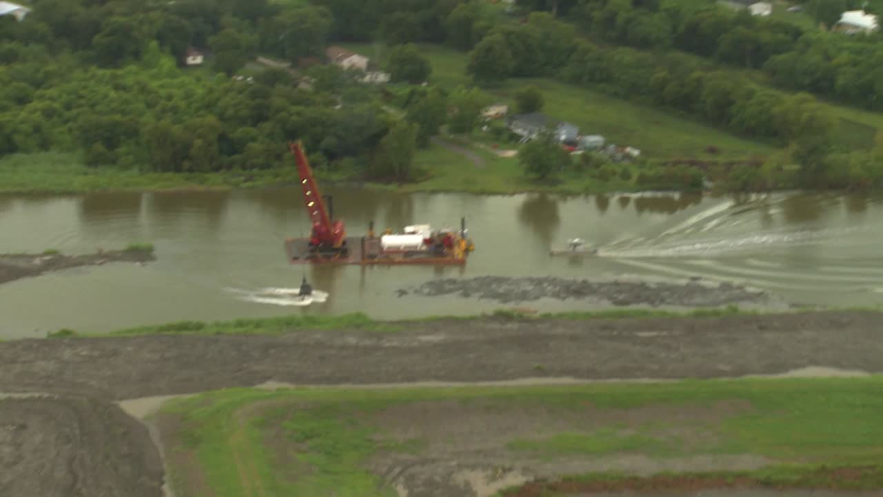 toma aérea sobre una operación de dragado en el río mississippi en etapa de inundación